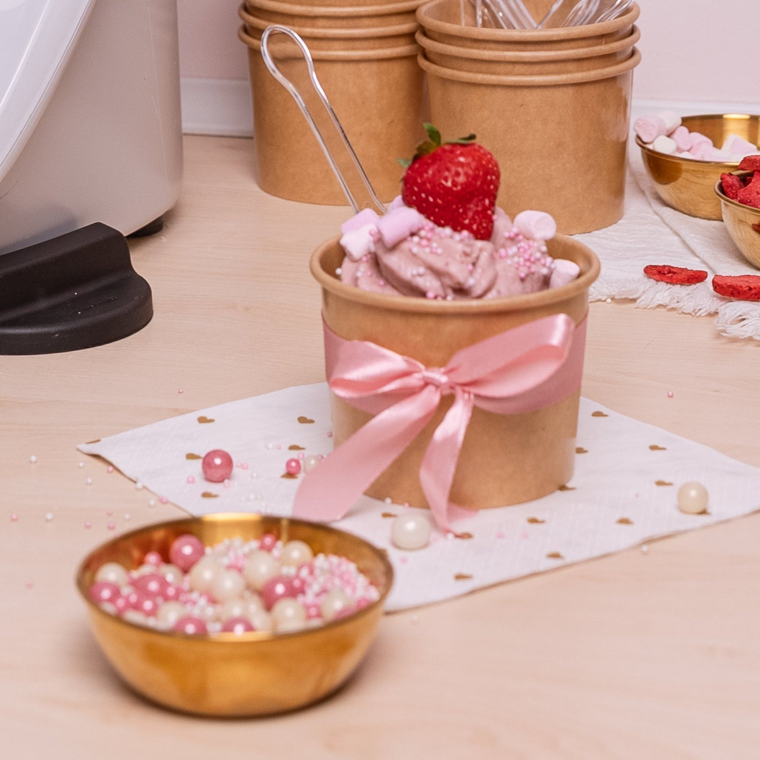 Erdbeereis mit dem Softeis-Aufsatz