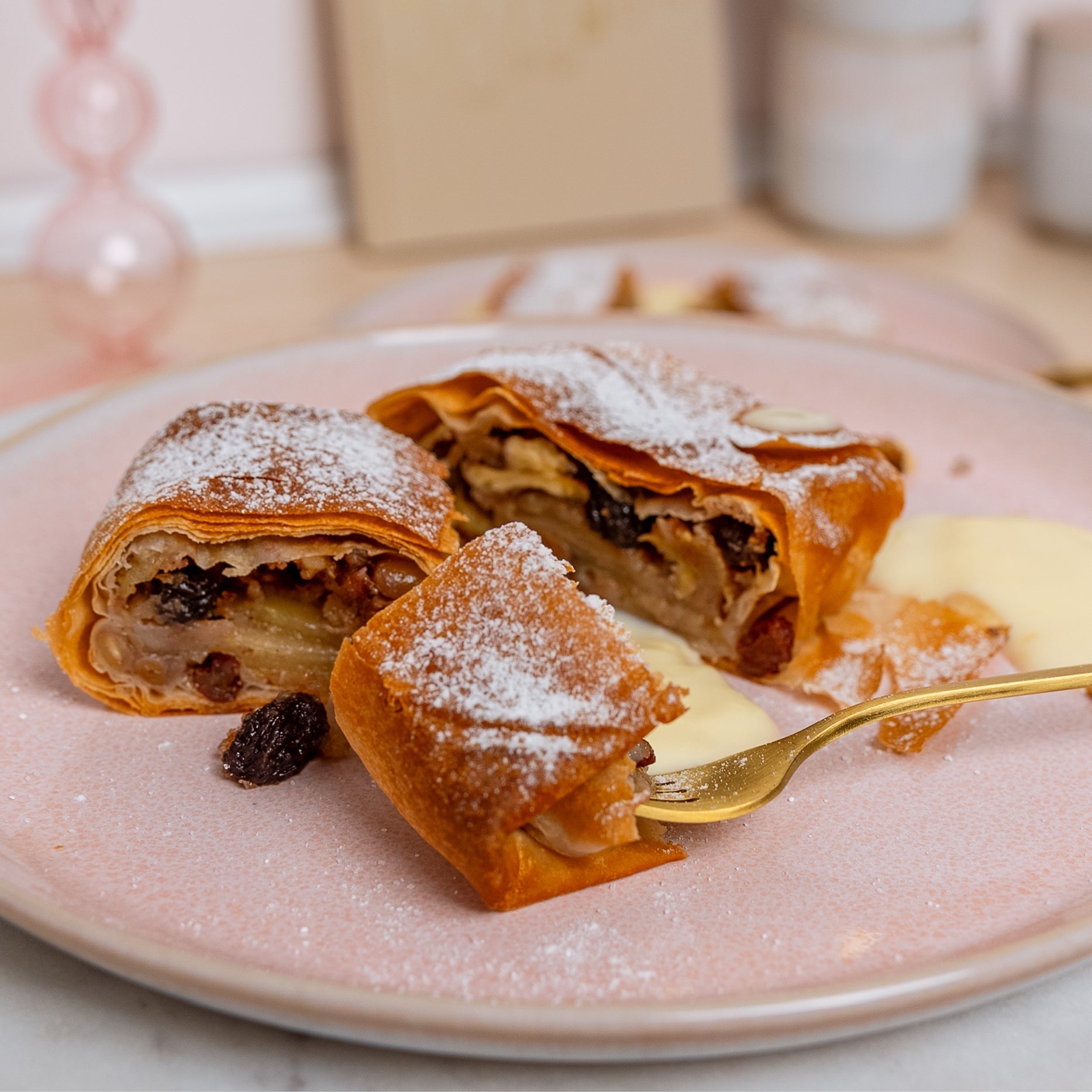 Apfelstrudel mit Rosinen, Rum und Pinienkernen mit dem Thermomix - Wundermix GmbH