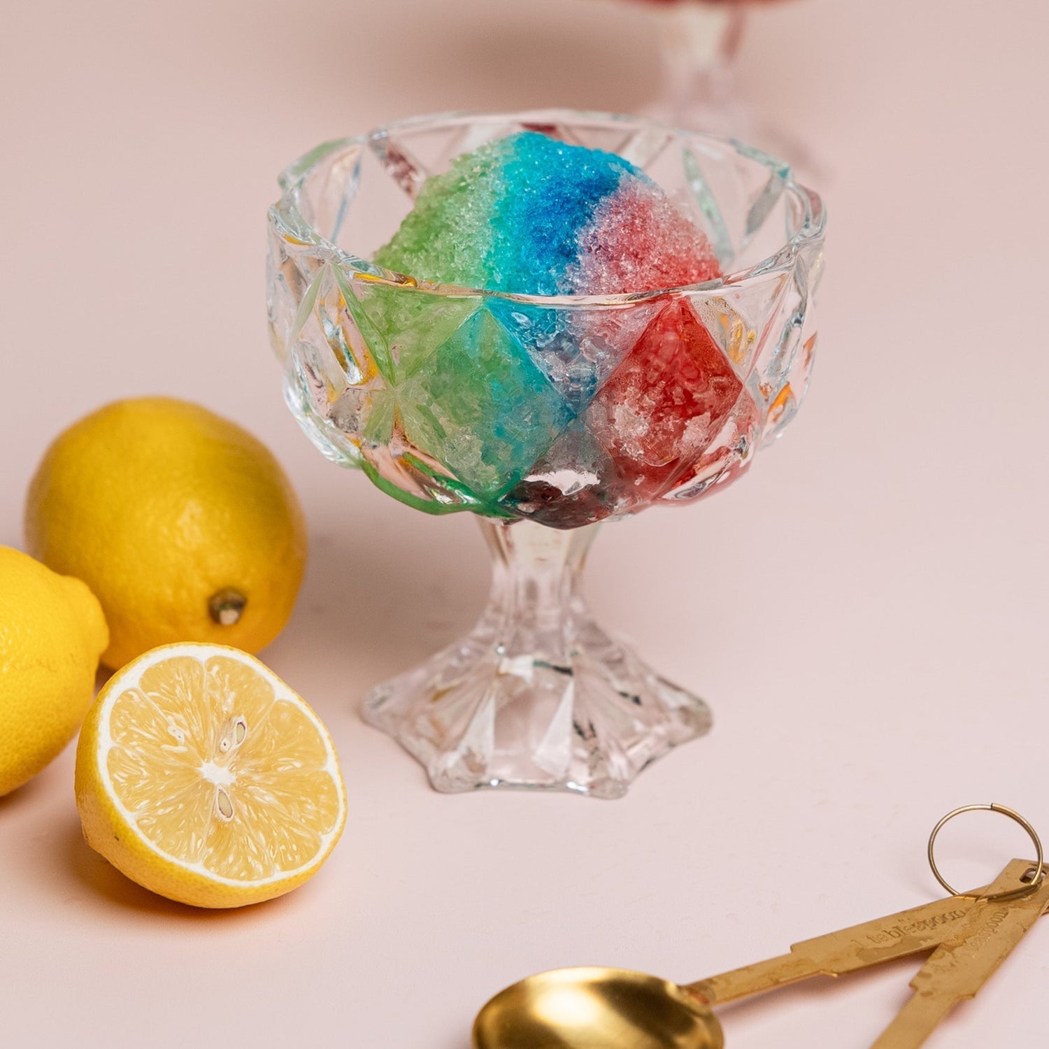 Geraspeltes Eis mit bunten Sirupen mit dem WunderCentix - Wundermix GmbH