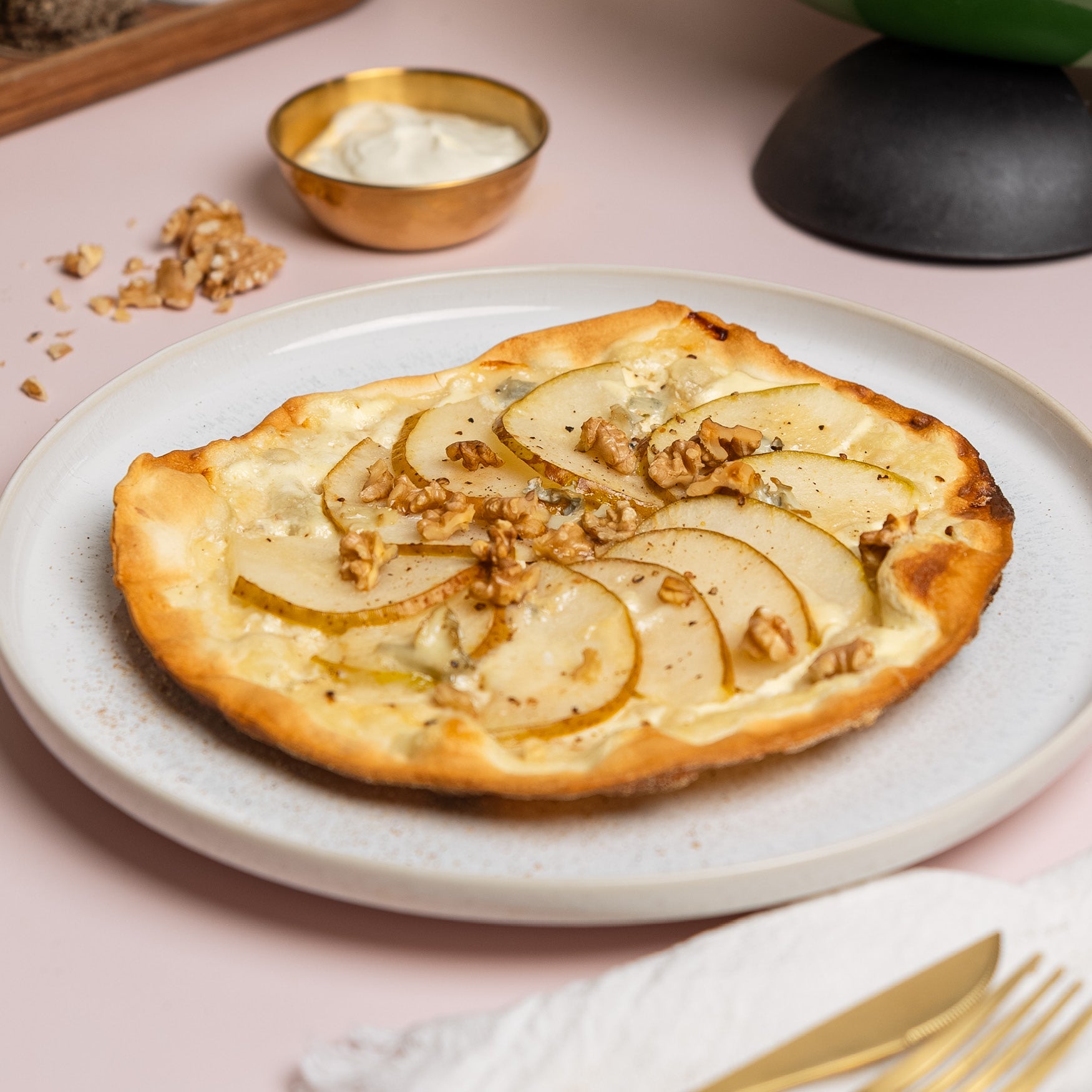 Flammkuchen mit Birne und Gorgonzola mit dem Thermomix Flammkuchen mit Birne und Gorgonzola mit dem Thermomix