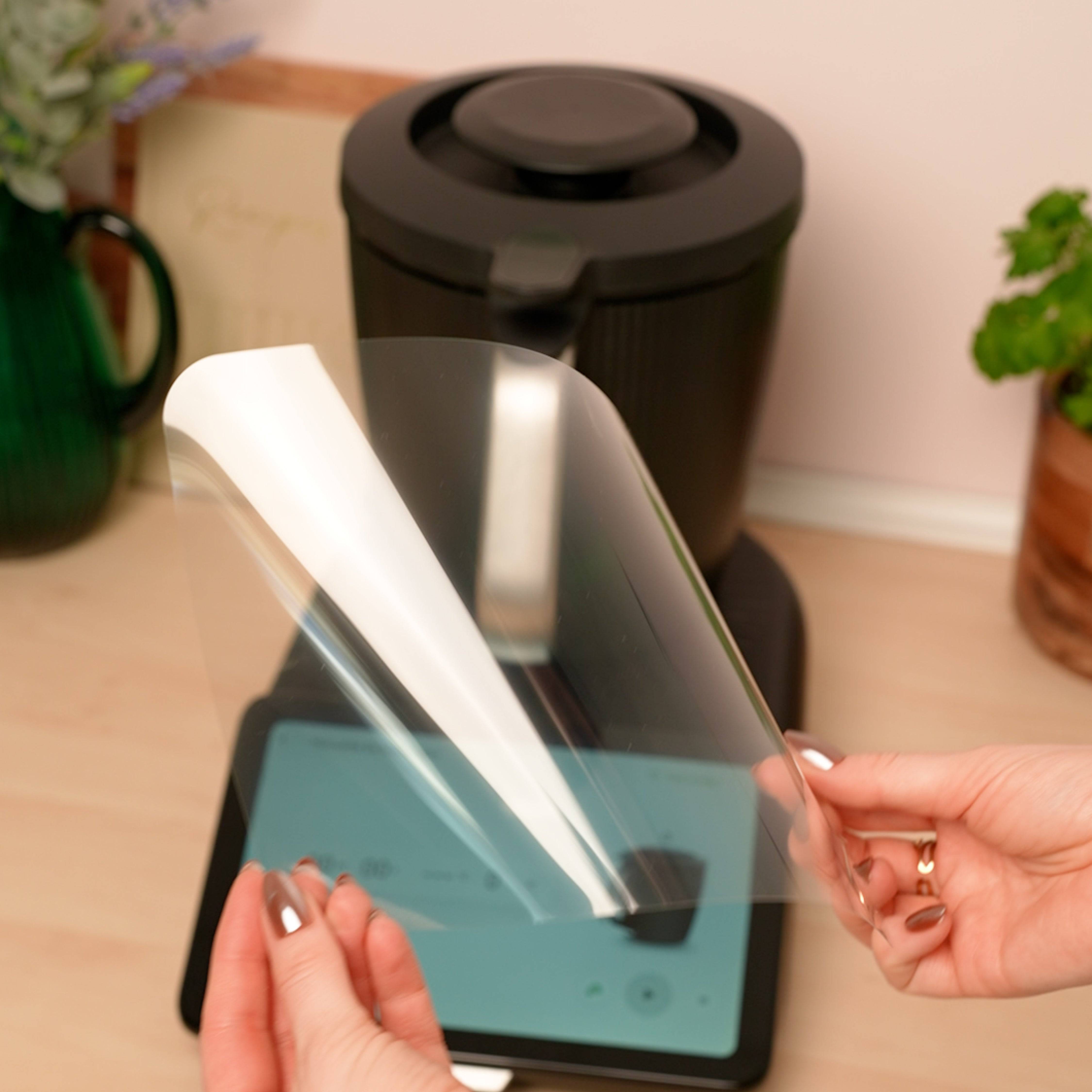 Hybrid-Glas Displayschutz auf dem Touchscreen eines Thermomix TM7 mit Topf im Hintergrund - Flexibel!