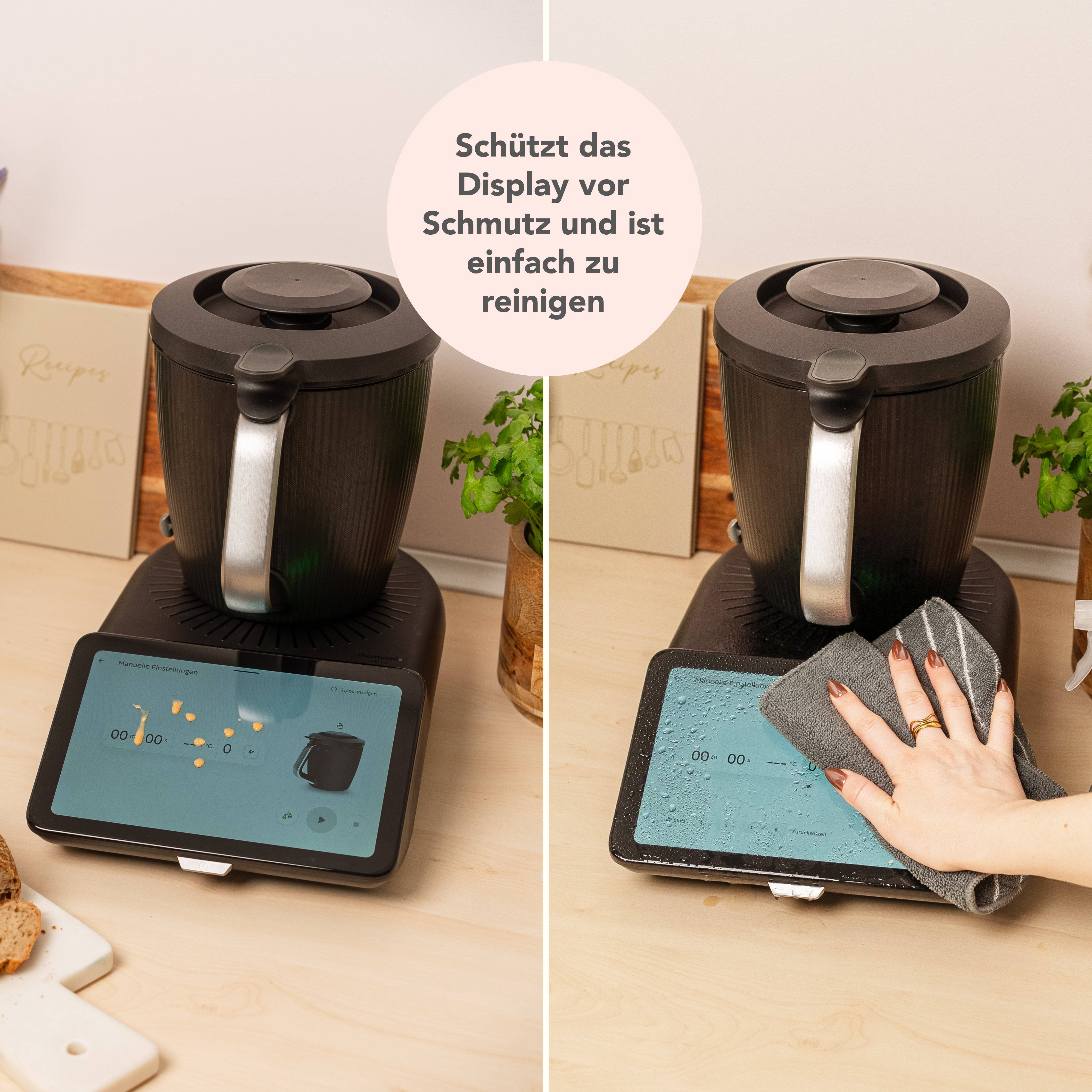 Hybrid-Glas Displayschutz auf dem Touchscreen eines Thermomix TM7 mit Topf im Hintergrund - einfach zu reinigen!