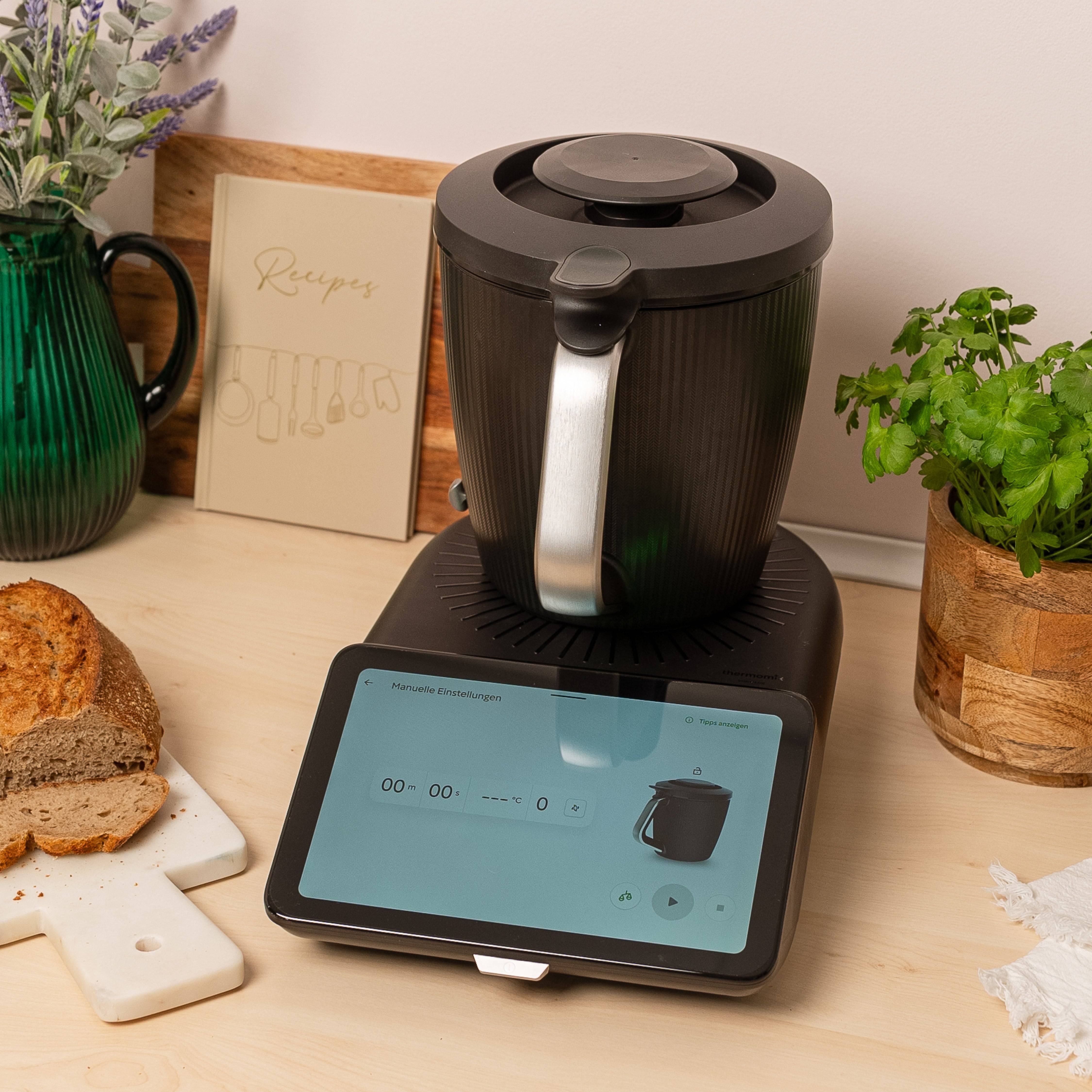 Hybrid-Glas Displayschutz auf dem Touchscreen eines Thermomix TM7 mit Topf im Hintergrund - Perfekter Schutz