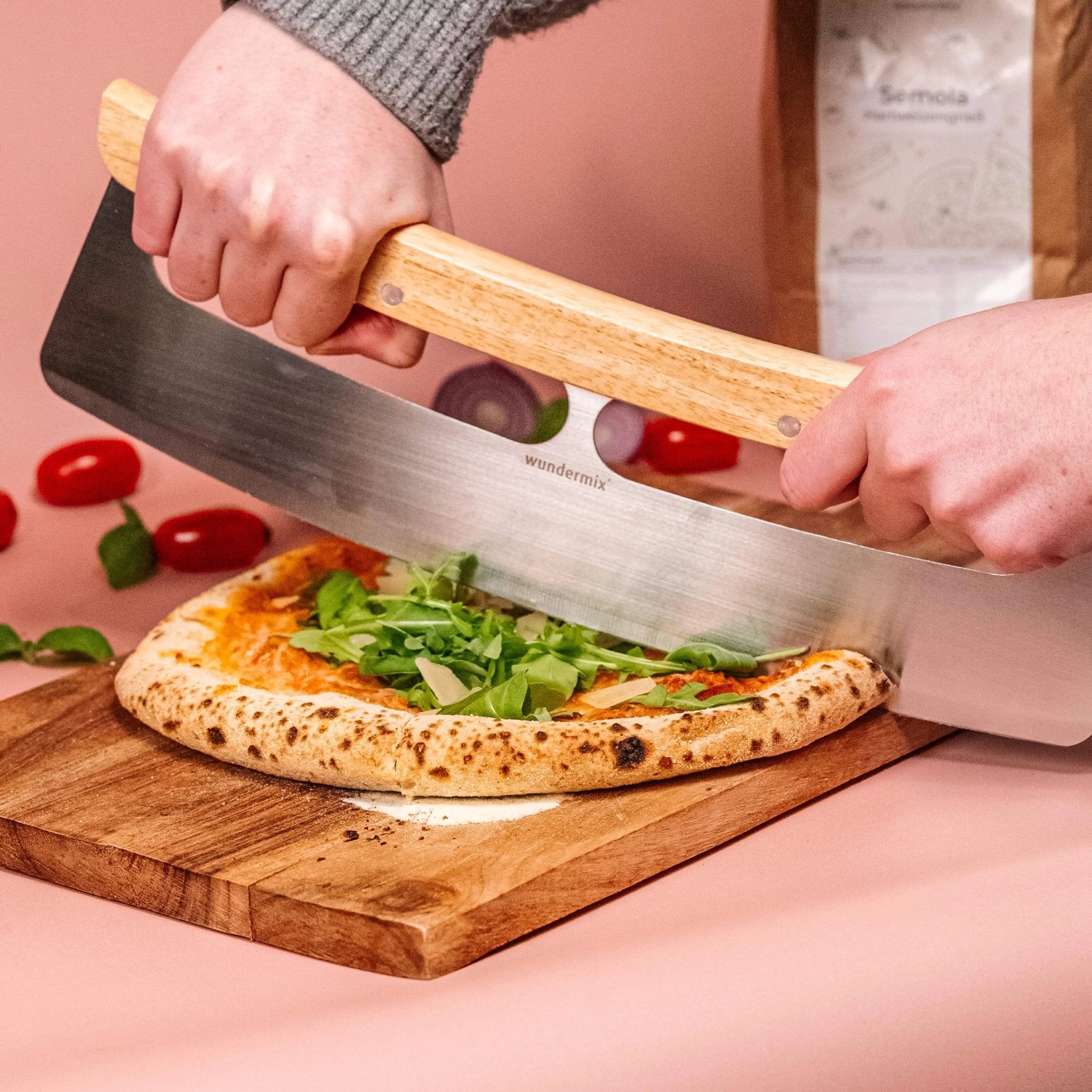 Pizza - Wiegemesser mit Bambus - Holzgriff - Wundermix GmbH