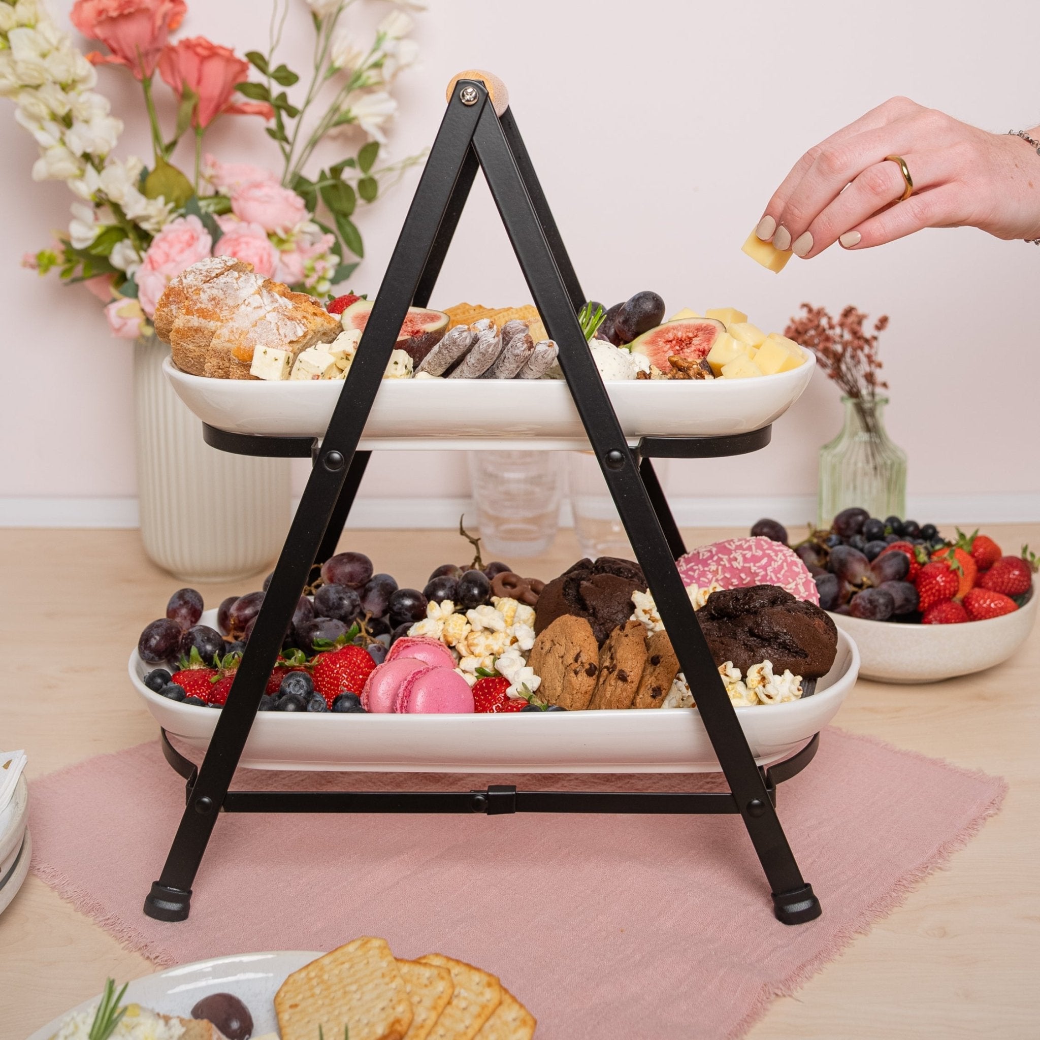 Servier-Etagere für Kuchen, Brunch und Co: zweistöckig aus Metall, Holz & Keramik, hochwertig